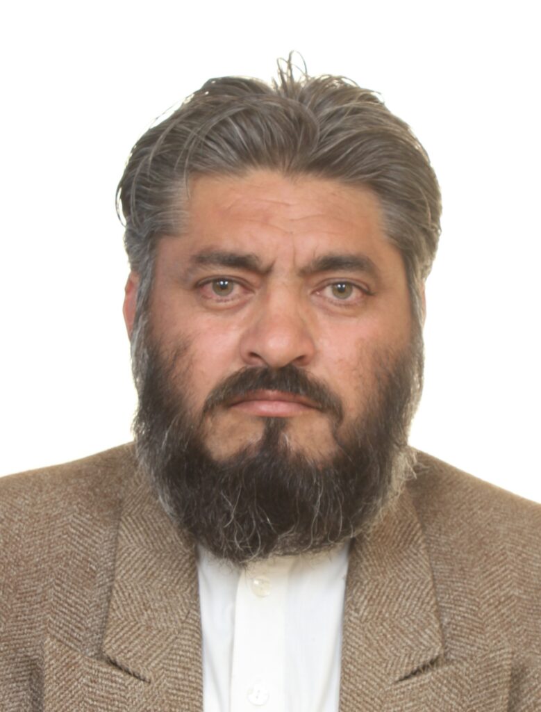 خیبر پختونخوا میں کاشتکار کھیتوں میں کیڑے مار ادویات کا سپرے کرتے ہوئے، جس سے انسان، مویشی اور ماحول متاثر ہو رہے ہیں