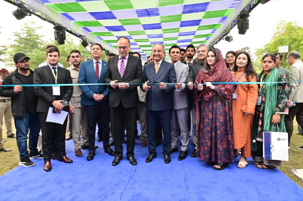 اسلام آباد میں ایس ڈی پی آئی کانفرنس 2025 کے دوران ماہرین ماحولیاتی انصاف، سبز معیشت، موسمیاتی تبدیلی اور مالی شفافیت پر اظہارِ خیال کرتے ہوئے