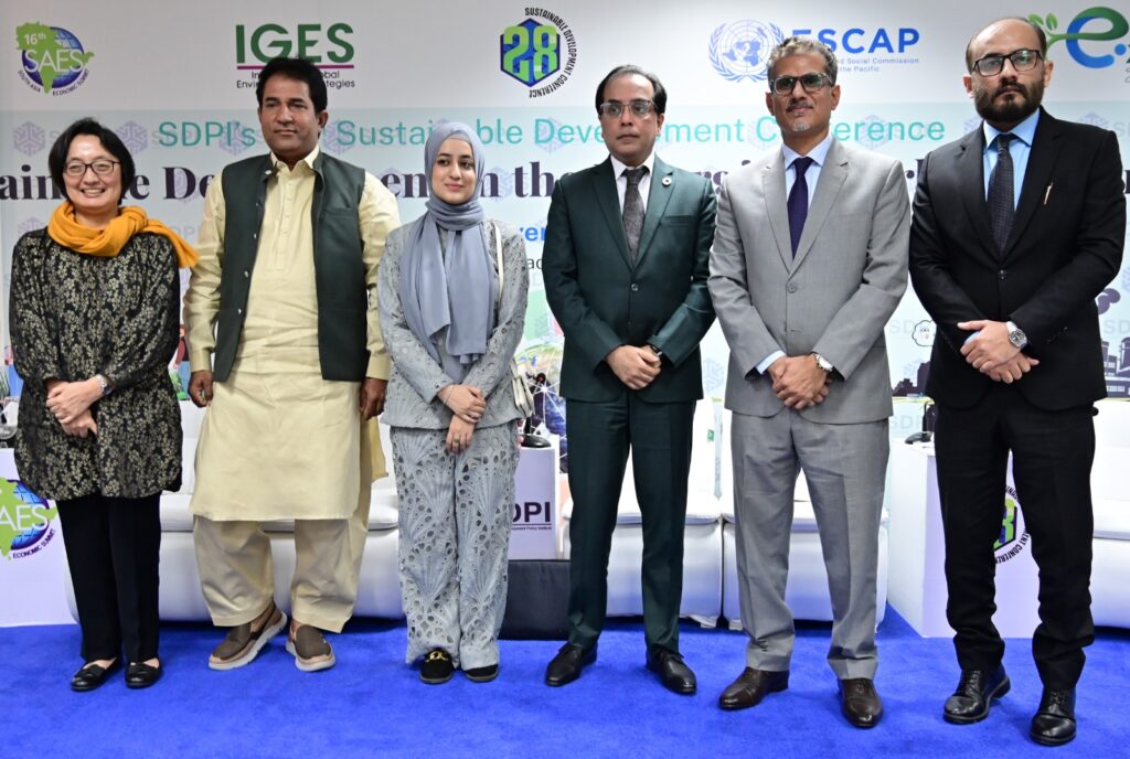اسلام آباد میں ایس ڈی پی آئی کانفرنس 2025 کے دوران ماہرین ماحولیاتی انصاف، سبز معیشت، موسمیاتی تبدیلی اور مالی شفافیت پر اظہارِ خیال کرتے ہوئے