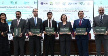 ورلڈ بینک اور یو این ڈی پی ماہرین پاکستان میں فضائی آلودگی، موسمیاتی تبدیلی اور اقتصادی خطرات پر بات کرتے ہوئے SDPI کانفرنس 2025 میں