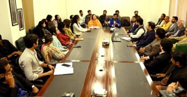 کراچی میں ماہرین موسمیاتی تبدیلی، سماجی تقسیم اور انتہاپسندی کے بڑھتے خطرات پر گول میز کانفرنس سے خطاب کرتے ہوئے