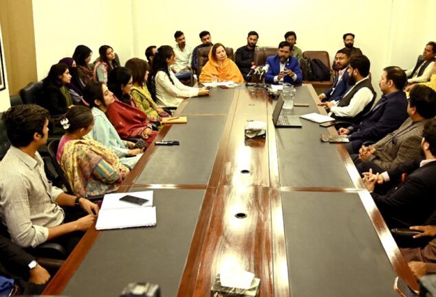 کراچی میں ماہرین موسمیاتی تبدیلی، سماجی تقسیم اور انتہاپسندی کے بڑھتے خطرات پر گول میز کانفرنس سے خطاب کرتے ہوئے