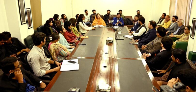 کراچی میں ماہرین موسمیاتی تبدیلی، سماجی تقسیم اور انتہاپسندی کے بڑھتے خطرات پر گول میز کانفرنس سے خطاب کرتے ہوئے