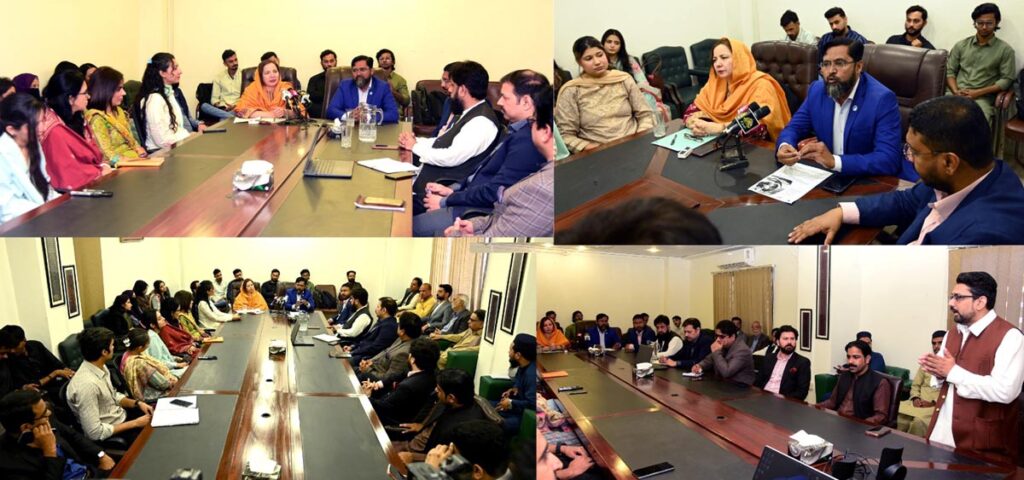 کراچی میں ماہرین موسمیاتی تبدیلی، سماجی تقسیم اور انتہاپسندی کے بڑھتے خطرات پر گول میز کانفرنس سے خطاب کرتے ہوئے