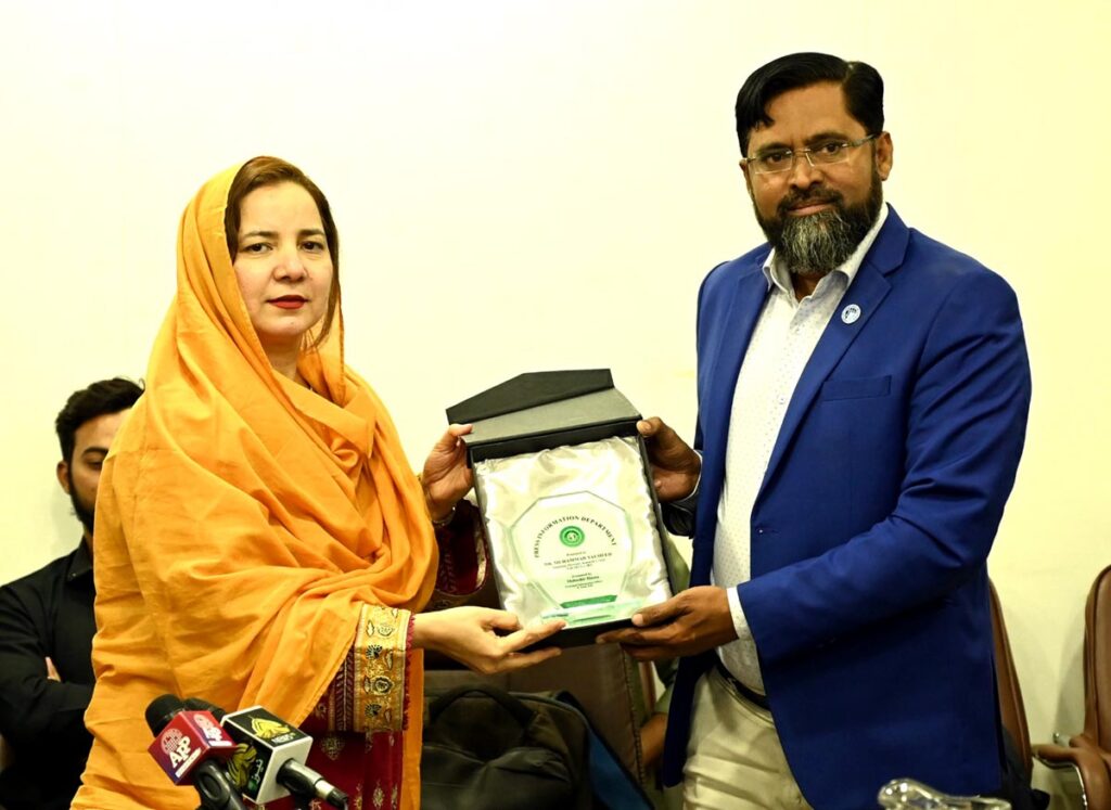 کراچی میں ماہرین موسمیاتی تبدیلی، سماجی تقسیم اور انتہاپسندی کے بڑھتے خطرات پر گول میز کانفرنس سے خطاب کرتے ہوئے