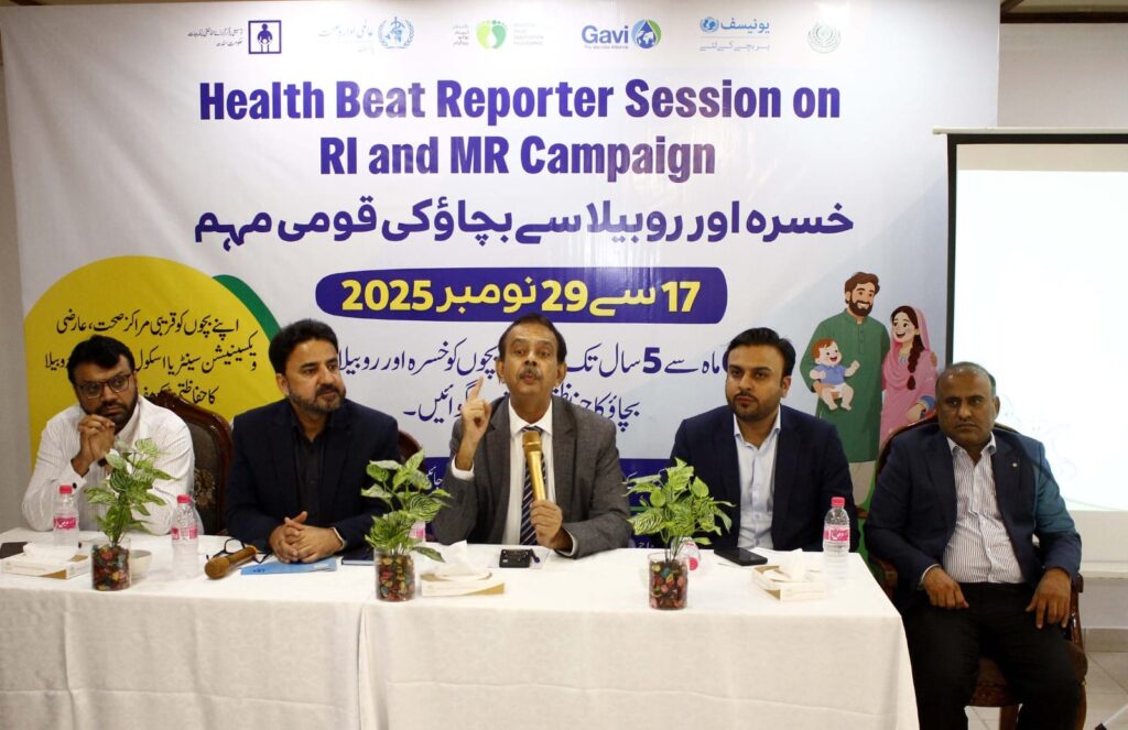 کراچی میں ای پی آئی سندھ اور یونیسیف کی جانب سے خسرہ اور روبیلہ ویکسینیشن مہم پر میڈیا بریفنگ، جس میں صوبے کے 21.5 ملین بچوں کو حفاظتی ٹیکے لگانے کا ہدف بتایا گیا۔
