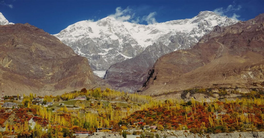 ہنزہ کے ہینگنگ التر گلیشیر میں برفانی تودہ گرنے کا منظر