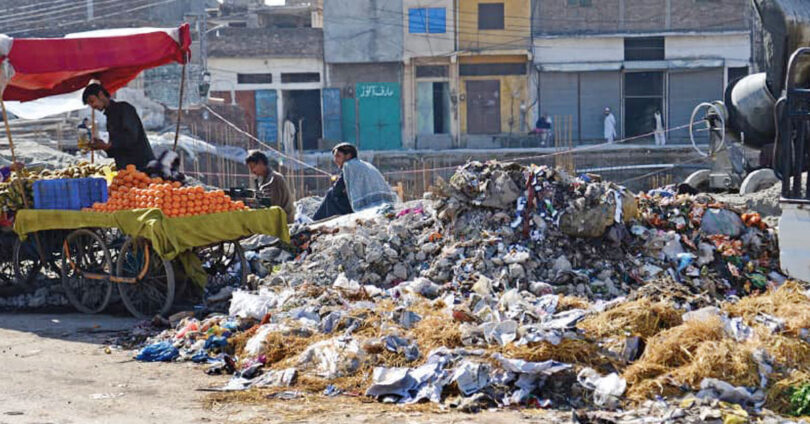 لیاقت باغ راولپنڈی میں کوڑا ٹرانسفر اسٹیشن سے بدبو اور آلودگی کے خلاف شہریوں کا احتجاج