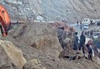 گلگت بلتستان میں شاہراہ قراقرم پر لینڈ سلائیڈنگ کے بعد ملبے تلے دبی گاڑیاں، موسمیاتی تبدیلی سے پہاڑوں کی کمزور ہوتی ساخت