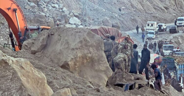 گلگت بلتستان میں شاہراہ قراقرم پر لینڈ سلائیڈنگ کے بعد ملبے تلے دبی گاڑیاں، موسمیاتی تبدیلی سے پہاڑوں کی کمزور ہوتی ساخت