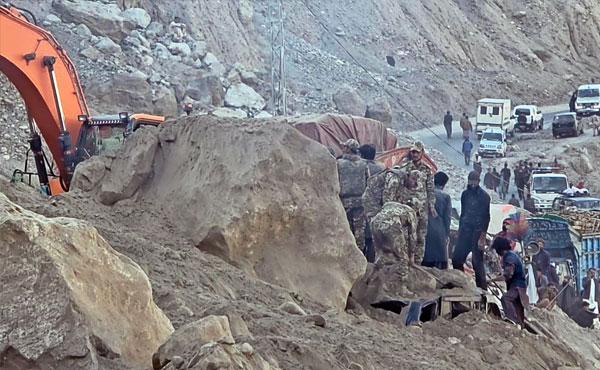 گلگت بلتستان میں شاہراہ قراقرم پر لینڈ سلائیڈنگ کے بعد ملبے تلے دبی گاڑیاں، موسمیاتی تبدیلی سے پہاڑوں کی کمزور ہوتی ساخت