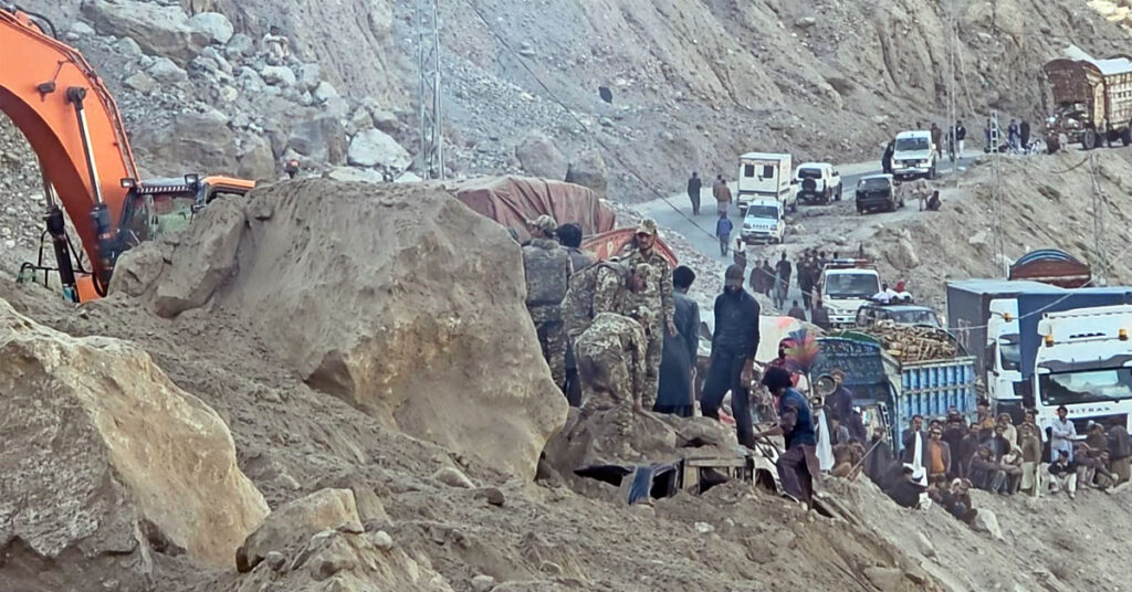 گلگت بلتستان میں شاہراہ قراقرم پر لینڈ سلائیڈنگ کے بعد ملبے تلے دبی گاڑیاں، موسمیاتی تبدیلی سے پہاڑوں کی کمزور ہوتی ساخت
