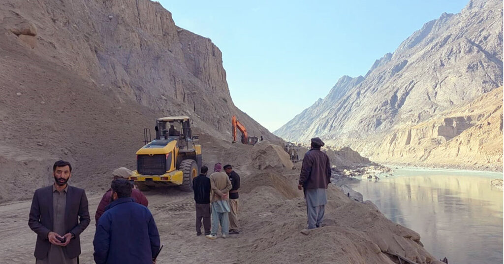 گلگت بلتستان میں شاہراہ قراقرم پر لینڈ سلائیڈنگ کے بعد ملبے تلے دبی گاڑیاں، موسمیاتی تبدیلی سے پہاڑوں کی کمزور ہوتی ساخت