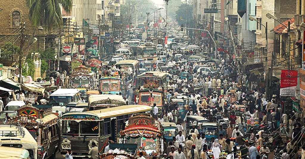 Karachi ka shehri tosee ka manzar, barhte mosmi khatraat, sea level rise aur urban population growth ka aerial view