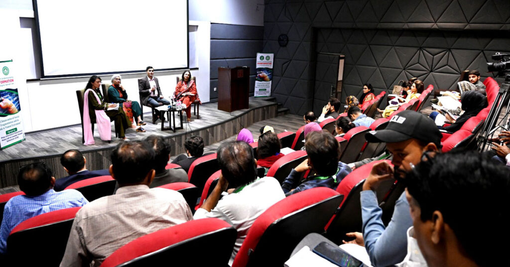 IBA کراچی میں ماحولیاتی تبدیلی اور انتہاپسندی پر سیمینار کے شرکاء کا گروپ فوٹو