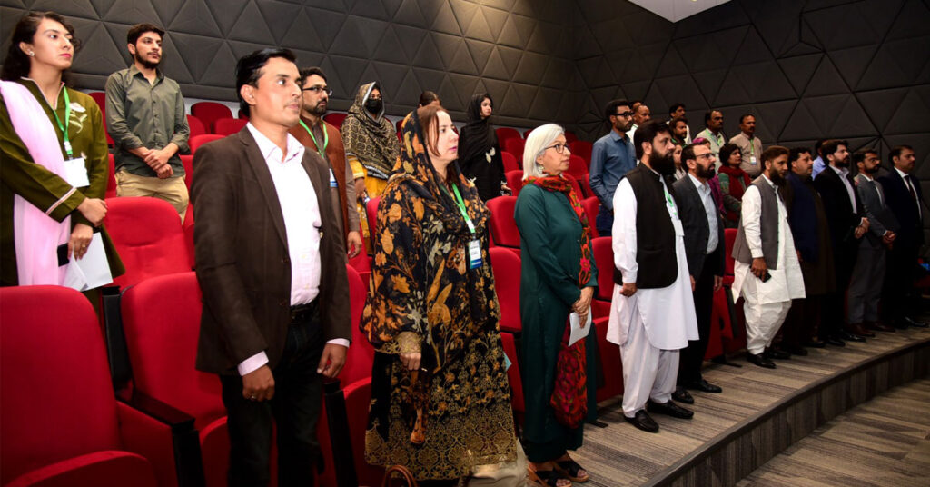 IBA کراچی میں ماحولیاتی تبدیلی اور انتہاپسندی پر سیمینار کے شرکاء کا گروپ فوٹو