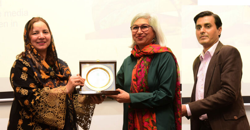 IBA کراچی میں ماحولیاتی تبدیلی اور انتہاپسندی پر سیمینار کے شرکاء کی گروپ فوٹو