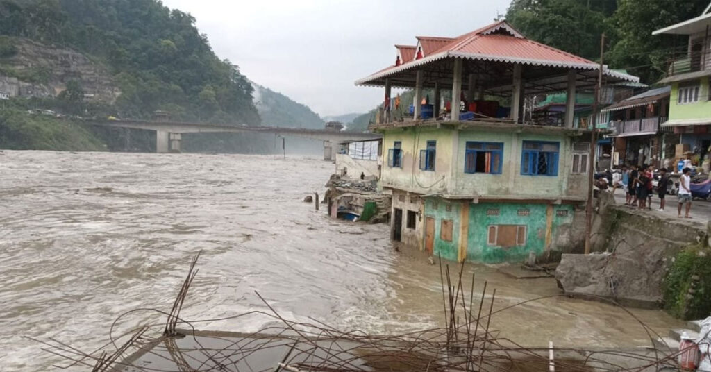 2025 کی موسمیاتی تباہی جس میں ہیٹ ویوز، سیلاب اور ماحولیاتی ناانصافی عالمی نظام کی ناکامی کو ظاہر کر رہی ہے