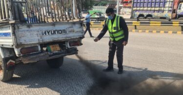 پاک ای پی اے اہلکار اسلام آباد کی سڑک پر دھواں چھوڑنے والی گاڑیوں کی چیکنگ اور جرمانہ کرتے ہوئے، فضائی آلودگی اور اسموگ پر قابو پانے کے لیے کارروائی