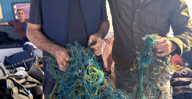 جزیرہ استولا (ہفت تلار) کے جرمن ریک پر تجربہ کار ڈائیورز کی جانب سے گھوسٹ نیٹ کی بازیابی، سمندری حیات کے تحفظ کے لیے اہم اقدام