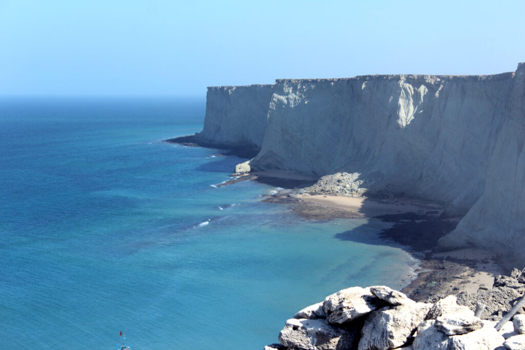 جزیرہ استولا (ہفت تلار) کے جرمن ریک پر تجربہ کار ڈائیورز کی جانب سے گھوسٹ نیٹ کی بازیابی، سمندری حیات کے تحفظ کے لیے اہم اقدام