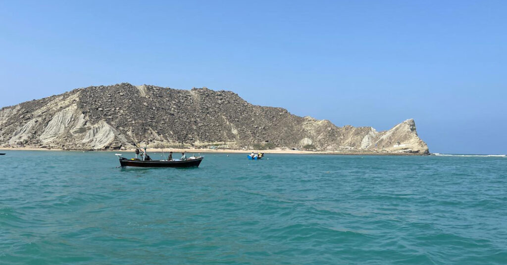 بلوچستان کی ماہی گیری بحران میں، غیر قانونی ٹرالرنگ اور زیادہ شکار سے متاثر ساحلی ماہی گیر