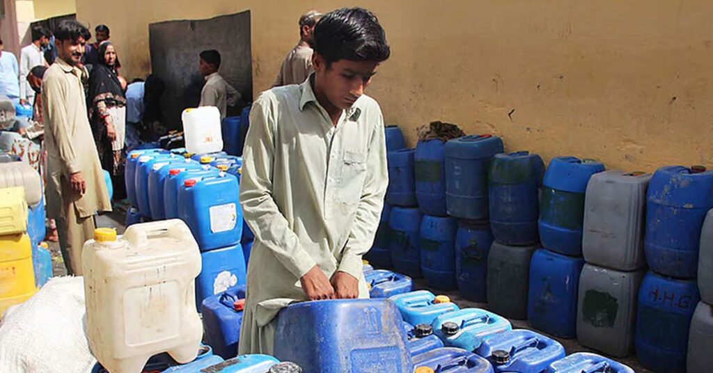 عالمی آبی بحران کی تصویر، جس میں فی کس قابلِ تجدید پانی میں کمی اور پانی کی قلت دکھائی گئی ہے۔