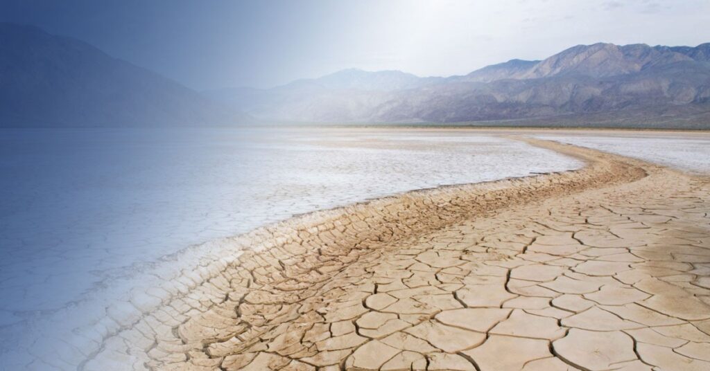 عالمی آبی بحران کی تصویر، جس میں فی کس قابلِ تجدید پانی میں کمی اور پانی کی قلت دکھائی گئی ہے۔