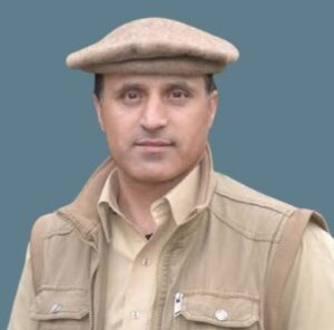 گلگت شہر کی آلودہ فضا، بچے ماسک پہنے ہوئے سانس لیتے ہوئے، ہوا میں دھواں اور آلودگی نظر آ رہی ہے