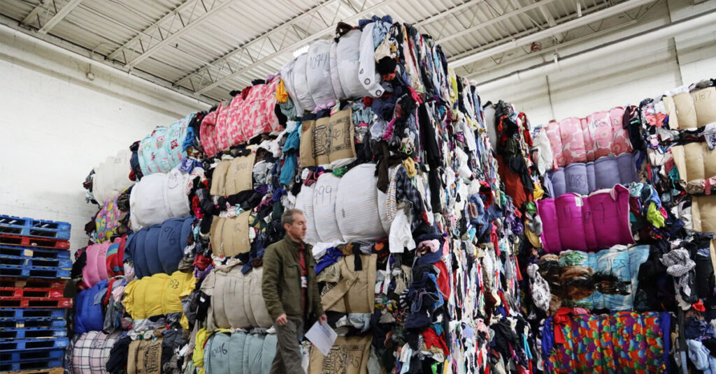 ٹیکسٹائل ڈمپنگ کے تحت امیر ممالک سے آنے والے سستے تھرفٹ کپڑے، جو پاکستان میں ماحولیاتی آلودگی اور مقامی صنعت کے نقصان کا سبب بن رہے ہیں