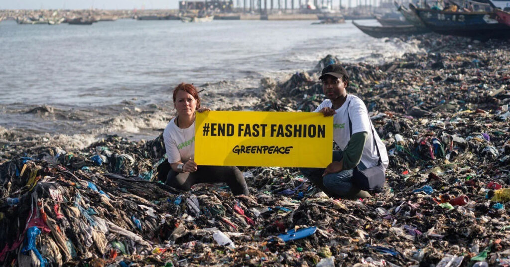 ٹیکسٹائل ڈمپنگ کے تحت امیر ممالک سے آنے والے سستے تھرفٹ کپڑے، جو پاکستان میں ماحولیاتی آلودگی اور مقامی صنعت کے نقصان کا سبب بن رہے ہیں