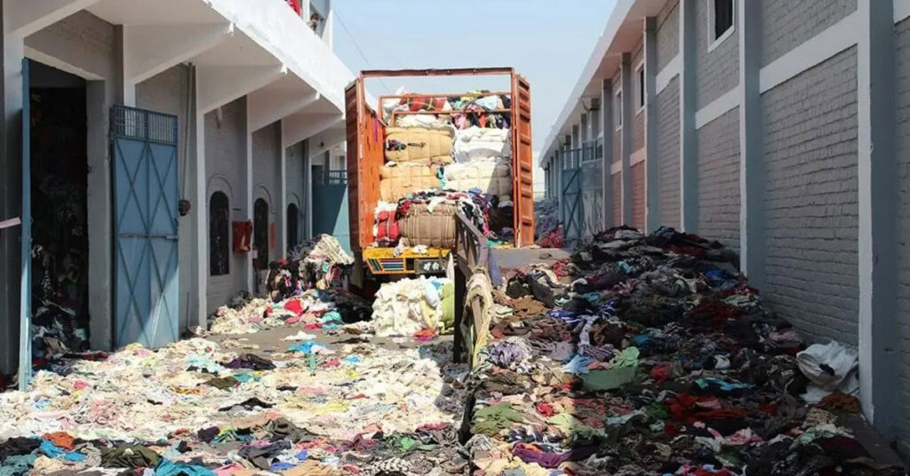 ٹیکسٹائل ڈمپنگ کے تحت امیر ممالک سے آنے والے سستے تھرفٹ کپڑے، جو پاکستان میں ماحولیاتی آلودگی اور مقامی صنعت کے نقصان کا سبب بن رہے ہیں