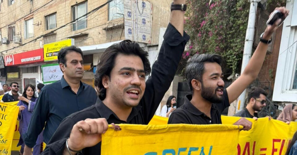 کراچی میں کلائمیٹ مارچ 2025 کے دوران شہری، طلبہ اور کارکن موسمیاتی انصاف اور ایکوسائیڈ کے خلاف احتجاج کرتے ہوئے