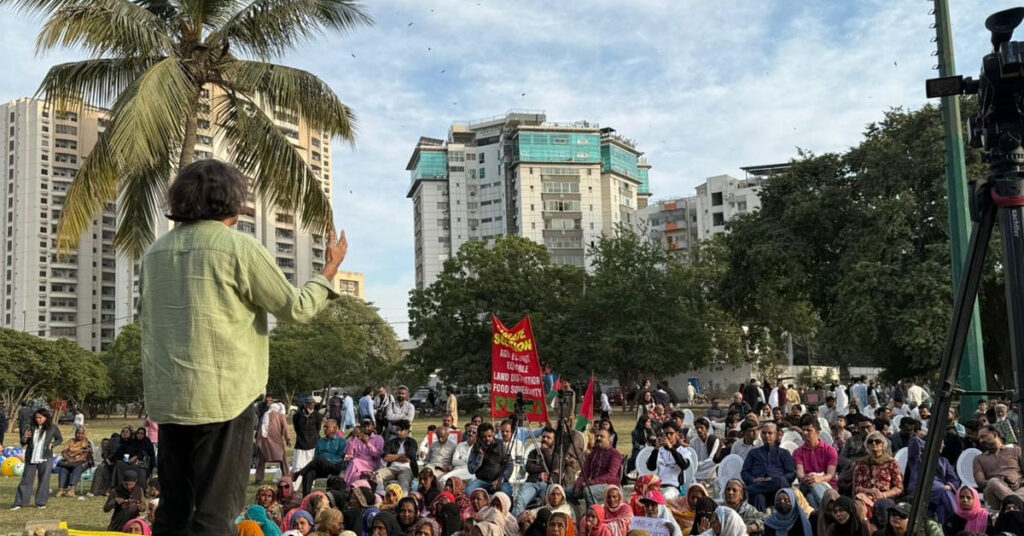 کراچی میں کلائمیٹ مارچ 2025 کے دوران شہری، طلبہ اور کارکن موسمیاتی انصاف اور ایکوسائیڈ کے خلاف احتجاج کرتے ہوئے