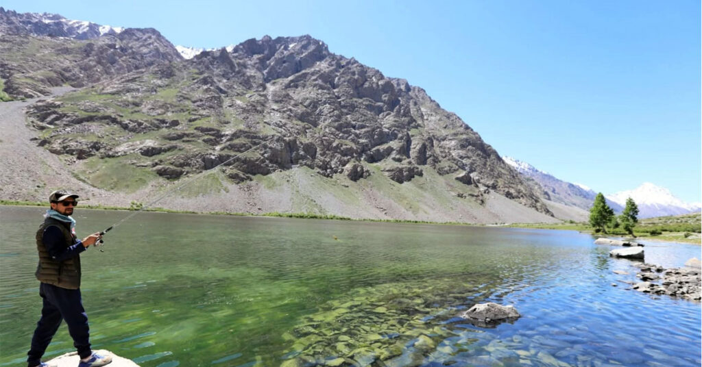 According to the Fisheries Department, fish lay eggs during the months of March and April. Hunting during this period is effectively equivalent to destroying their breeding population.