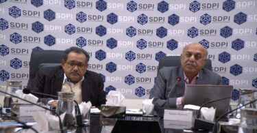 Two experts speaking at a Sustainable Development Policy Institute (SDPI) panel discussion on smog and air pollution in Islamabad